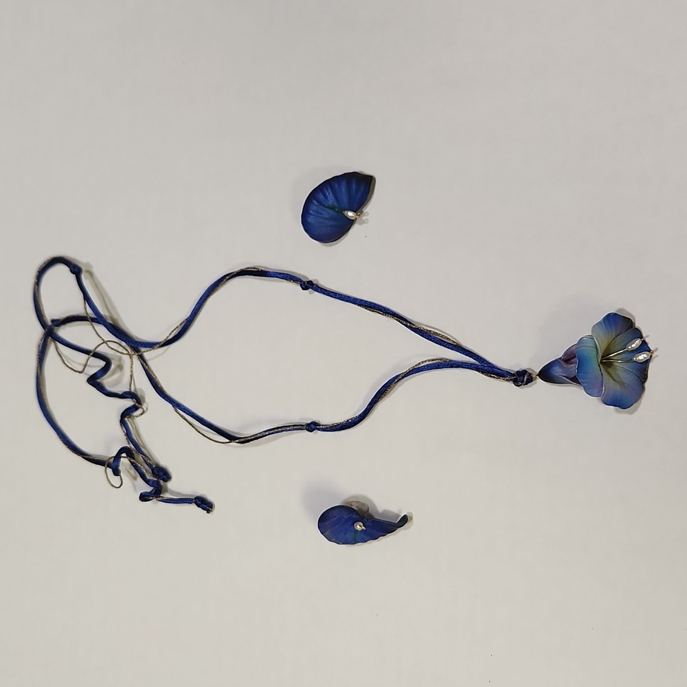 Delicate vintage blue flower necklace & earrings